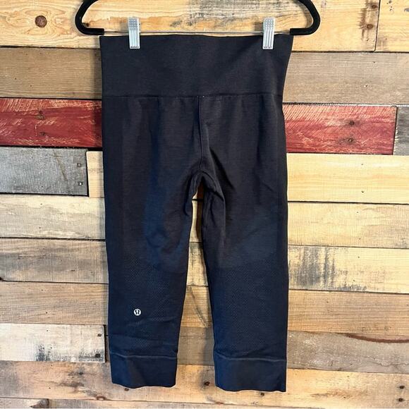 Lululemon Black Crops Size 6 - Picture 2 of 8
